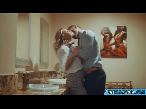 ❤️ Pamene blonde wabusty akunyengererani m'chimbudzi cha anthu onse ❤  pa ny.porno-negrov.ru  ❌❤